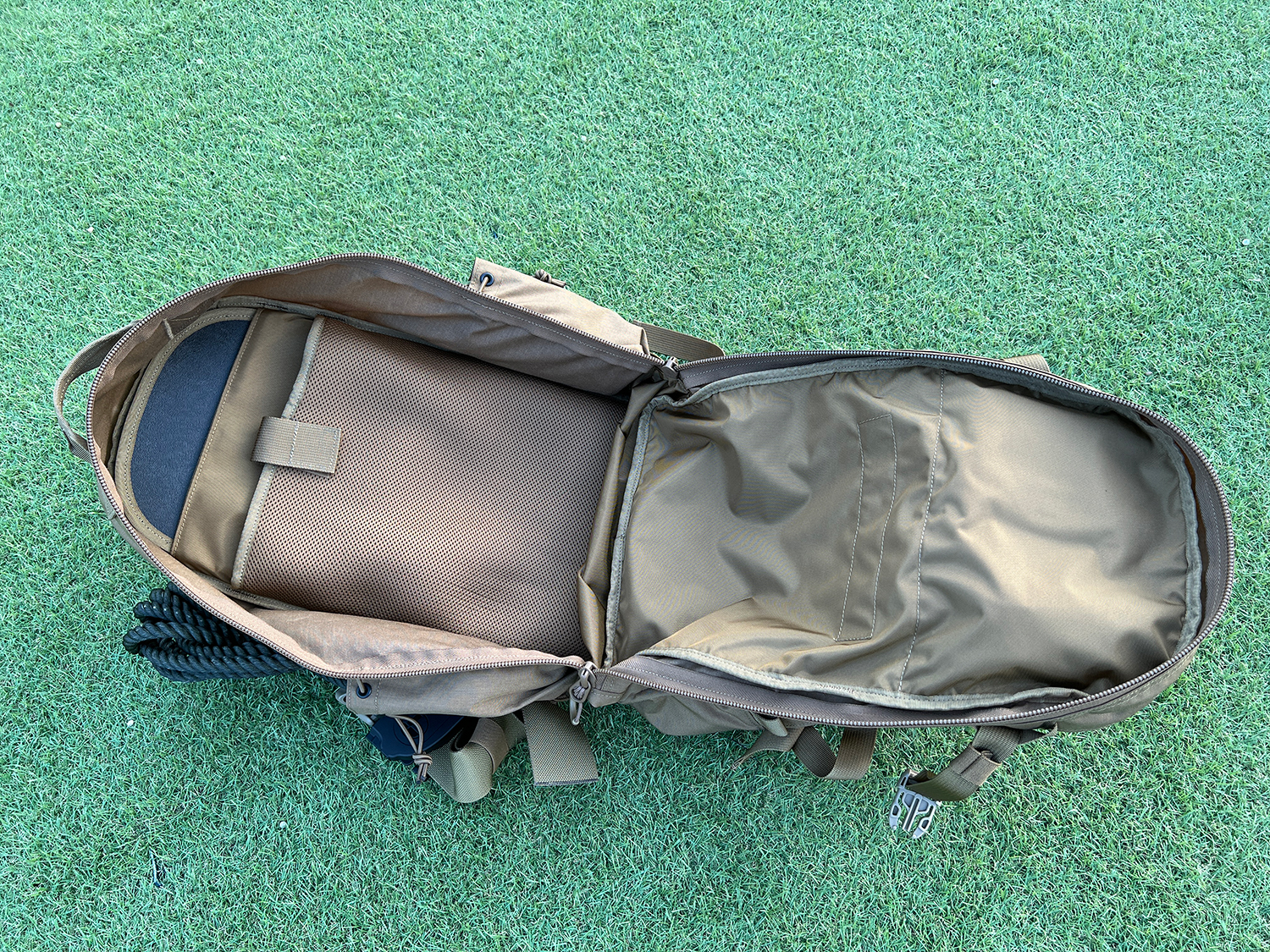 パッカブル バックパック
LIGHTWEIGHT 
PACKABLE BACKPACK 