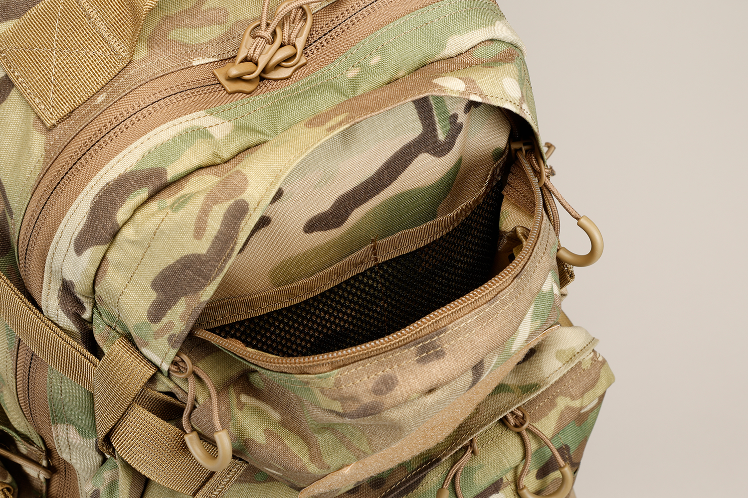 パッカブル バックパック
LIGHTWEIGHT 
PACKABLE BACKPACK 