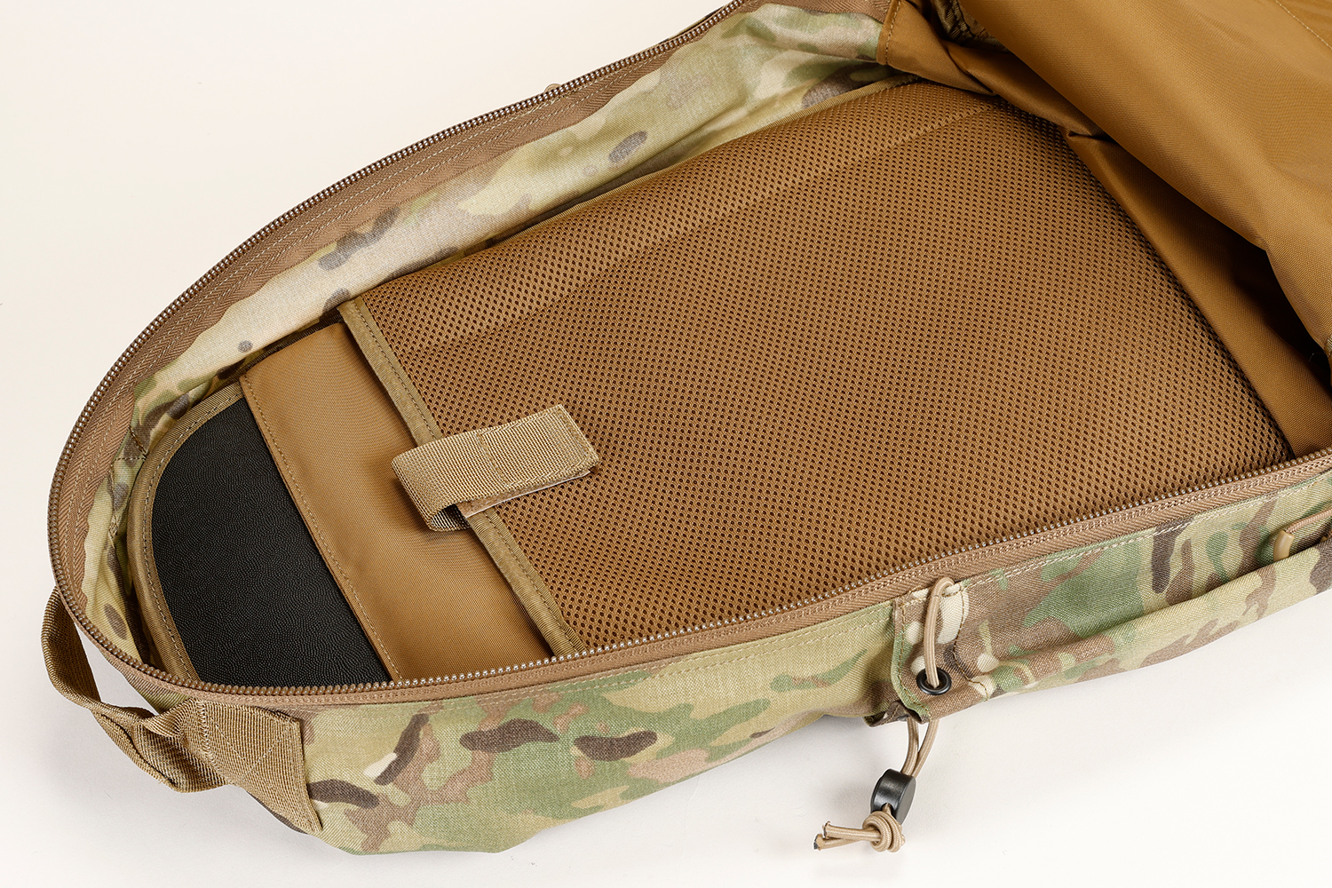 パッカブル バックパック
LIGHTWEIGHT 
PACKABLE BACKPACK 