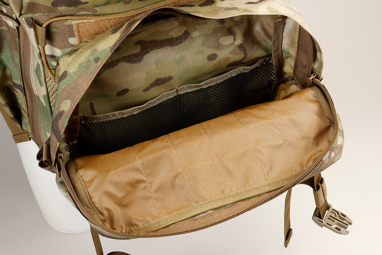 パッカブル バックパック
LIGHTWEIGHT 
PACKABLE BACKPACK 