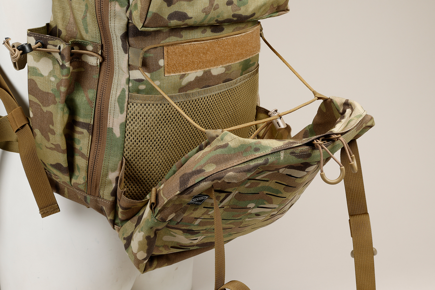 パッカブル バックパック
LIGHTWEIGHT 
PACKABLE BACKPACK 